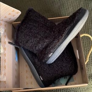 Toms Inez Black Faux Shearling Boot Slipper